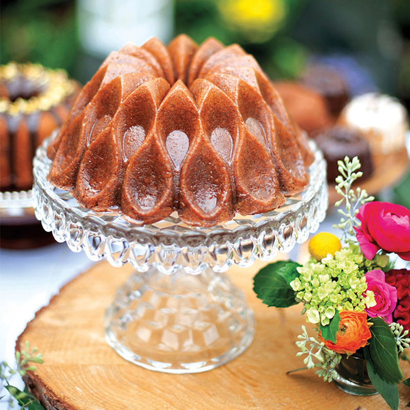 Auf jeder Tafel ein Hingucker: Kuchen aus der Gugelhupfform Crown von Nordic Ware, Durchmesser 26 cm, Höhe 10,4 cm, Volumen 2,4 Liter, robuster Auminiumguss, PFAS-freie Antihaftbeschichtung, aufwendiges Kronen-Design, auch für Eis, Pudding usw. einsetzbar.