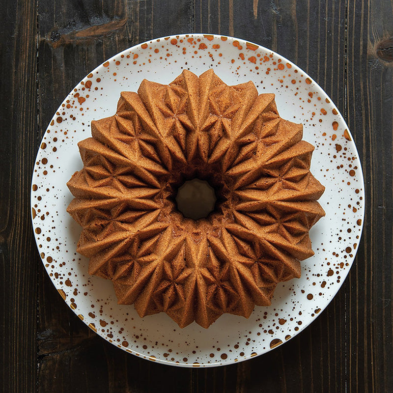 Kuchen aus der Nordic Ware CRYSTAL-Backform, mit filigranem Muster