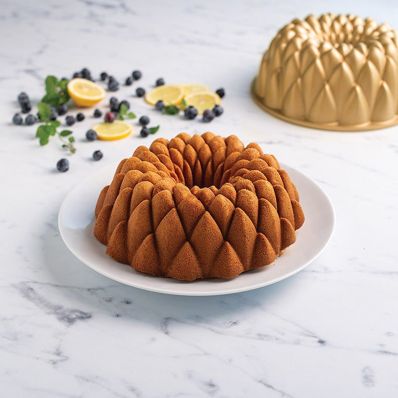 Kuchen aus der Gugelhupf-Backform KALEIDOSCOPE von Nordic Ware, mit Facettenmuster