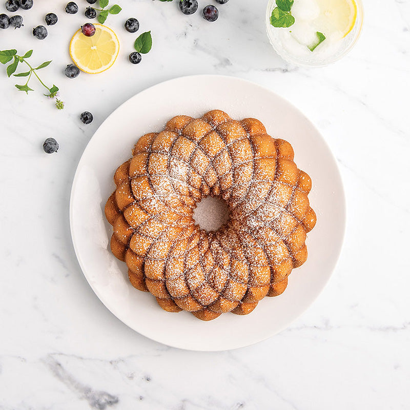 Dekorierter Kuchen aus der Nordic Ware KALEIDOSCOPE-Gugelhupf-Backform mit Facettenmuster. Online-Shop Home-and-Kitchen.de