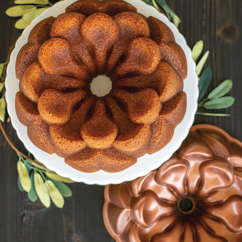 Verziere deinen Kuchen aus der MAGNOLIA-Backform von Nordic Ware, Gesamtvolumen 2,4 Liter, Durchmesser 24,7 cm, Höhe 10,0 cm, Teigmenge: 1,6 bis 1,8 Liter, mit Zuckerguss oder Puderzucker, Aluminiumguss, PFAS-freie Antihaftbeschichtung, auch zur Zubereitung von Eis, Pudding usw. geeignet