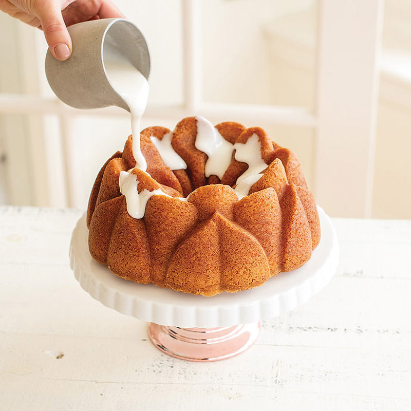 Dekorierter Kuchen aus der MAGNOLIA-Backform von Nordic Ware, auch für Pudding geeignet