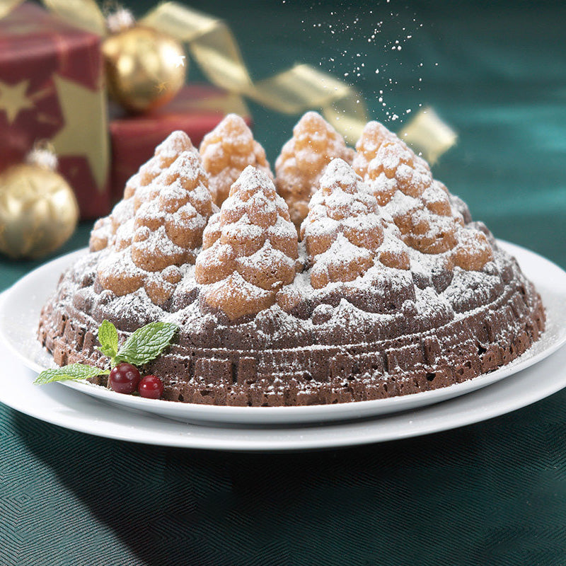 Dekorierter Kuchen aus der Tannenwald-Gugelhupfform von Nordic Ware