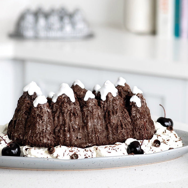 Dekorierter Kuchen aus der Backform Alpine Forest Bundt von Nordic Ware
