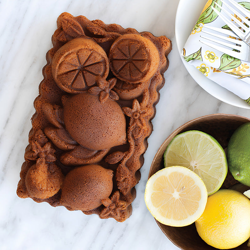 Ein Hingucker auf jeder Kaffeetafel: Kuchen aus der Kastenform CITRUS von Nordic Ware mit halben und ganzen Zitronen