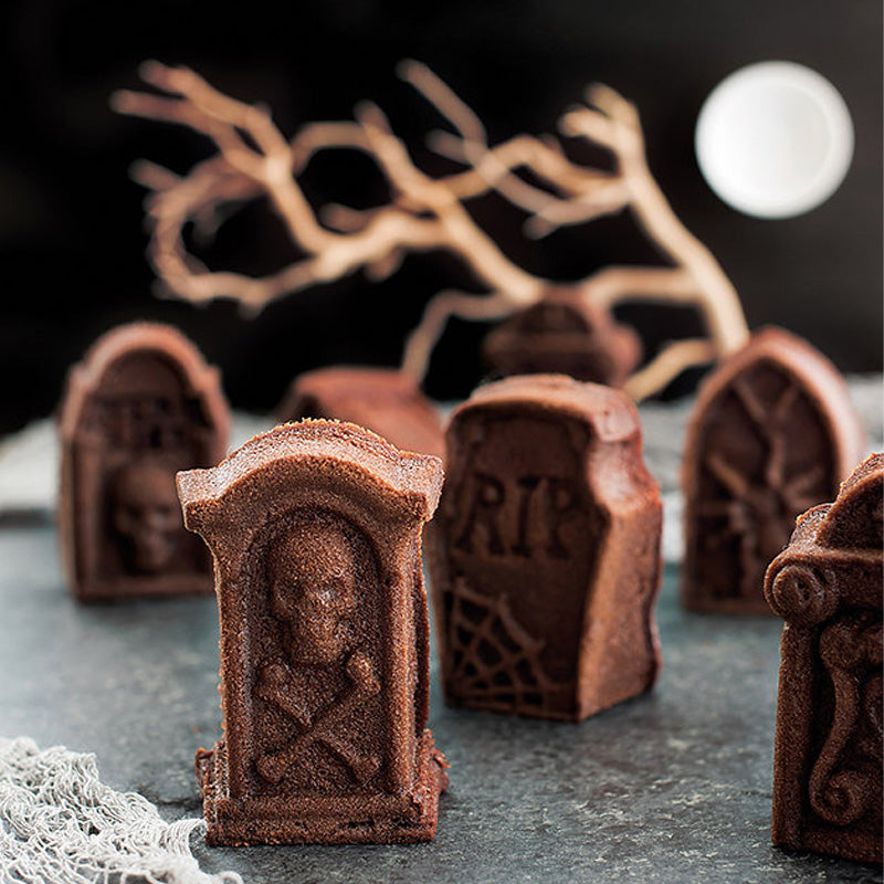 Kleine Kuchen aus der Nordic Ware Grabstein-Backform mit einem Gesamtvolumen von 1,1 Liter,  Online-Shop Home-and-Kitchen.de
