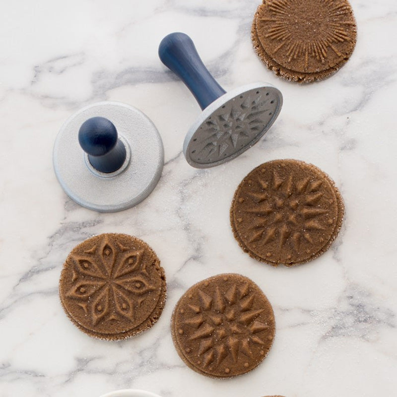 Sternenmuster auf den STAR NIGHTS Cookie-Stamps von Nordic Ware, im 3er Set, für Kekse das ganze Jahr über.
Online-Shop Home-and-Kitchen.de