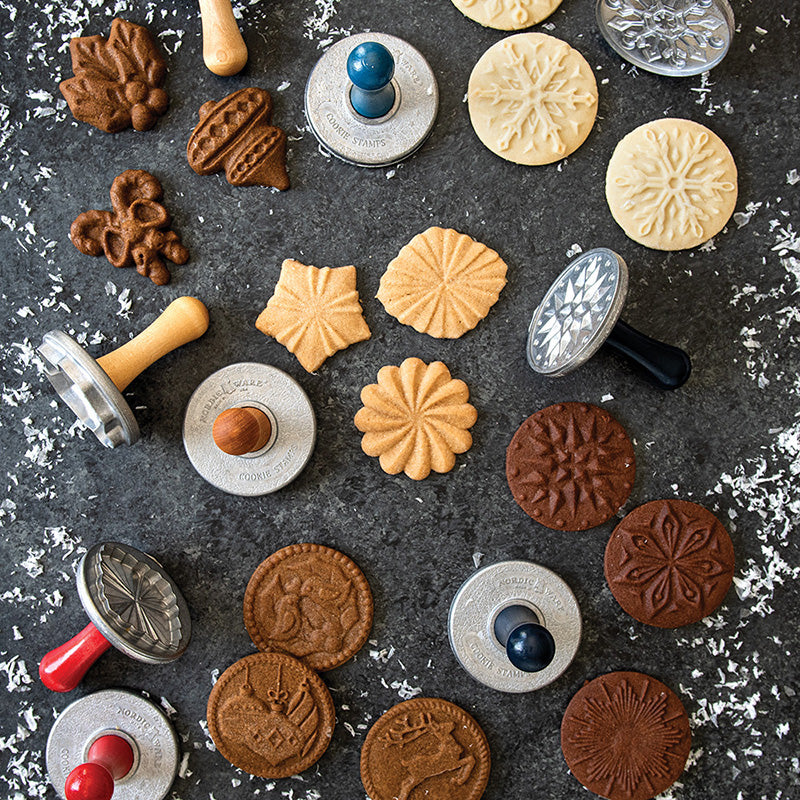 Weihnachtsmotive auf dem 3er-Stempel-Set von Nordic Ware für einfaches Fertigen von Gebäck