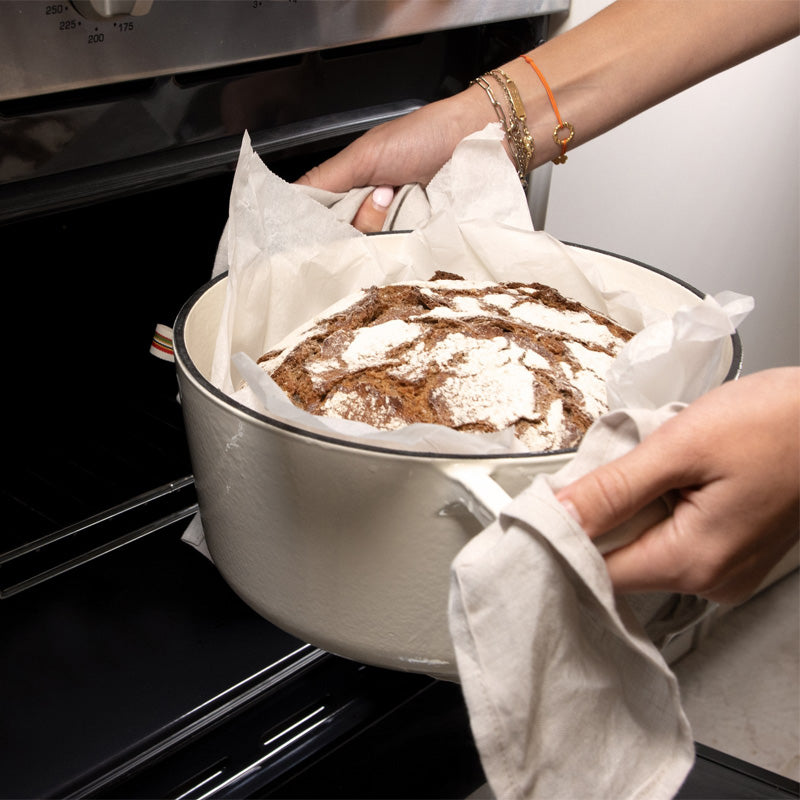 Brotbacken im gusseisernen emaillierten Bräter  von Olavson, Farbe: Creme. 24 cm, 3 Farbe. 
Online-Shop Home-and-Kitchen.de