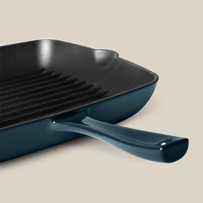 Stielgriff, 2 Ausgießer, 24 cm, Gusseisen-/Grillpfanne von Olavson, Farbe: Petrol, quadratisch, emailliert beschichtet, PFAS-frei. Online-Shop Home-and-Kitchen.de