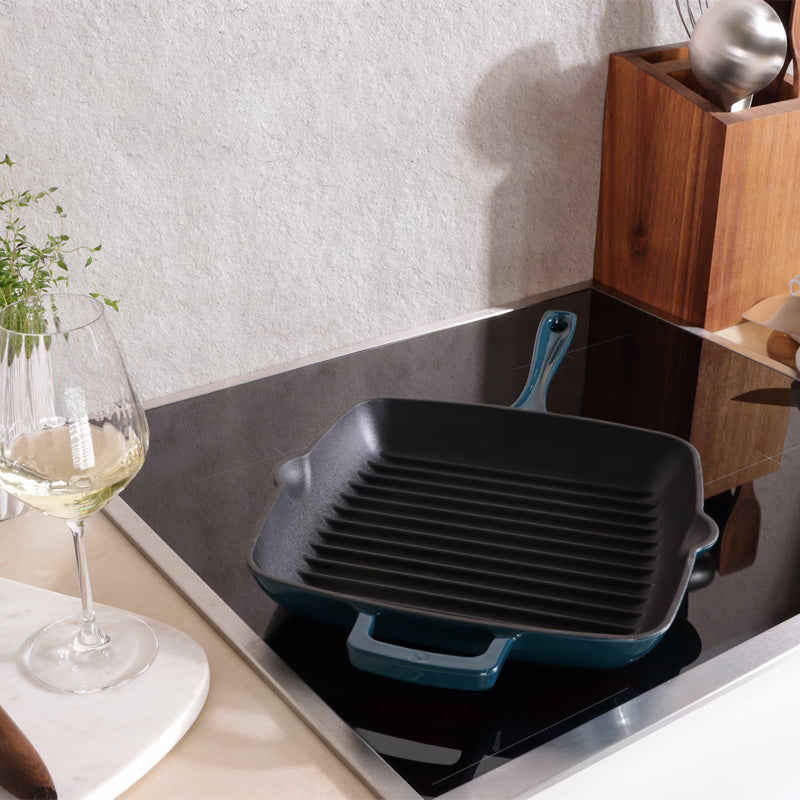 petrol-farbige Gusseisen-/Grillpfanne von Olavson, emailliert,  24 cm, 2 Ausgießer, 2 Griffe, hohe Rillen für Grillstreifen, PFAS-frei. Online-Shop Home-and-Kitchen.de