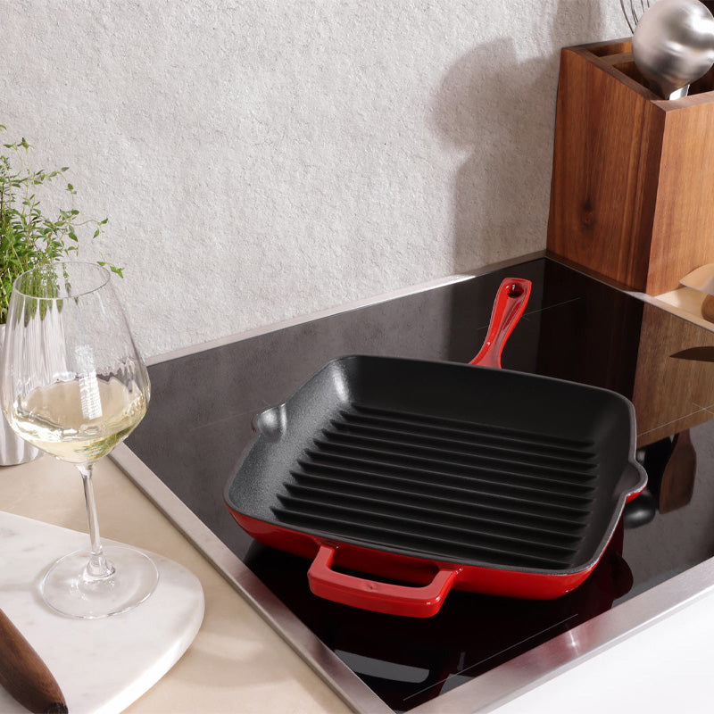 Hohe Rillen für Grillstreifen, OLAVSON Gusseisen-/Grillpfanne; 24 cm,  quadratisch, emailliert, PFAS frei, 2 Griffe aus Gusseisen,
Online-Shop Home-and-Kitchen.de