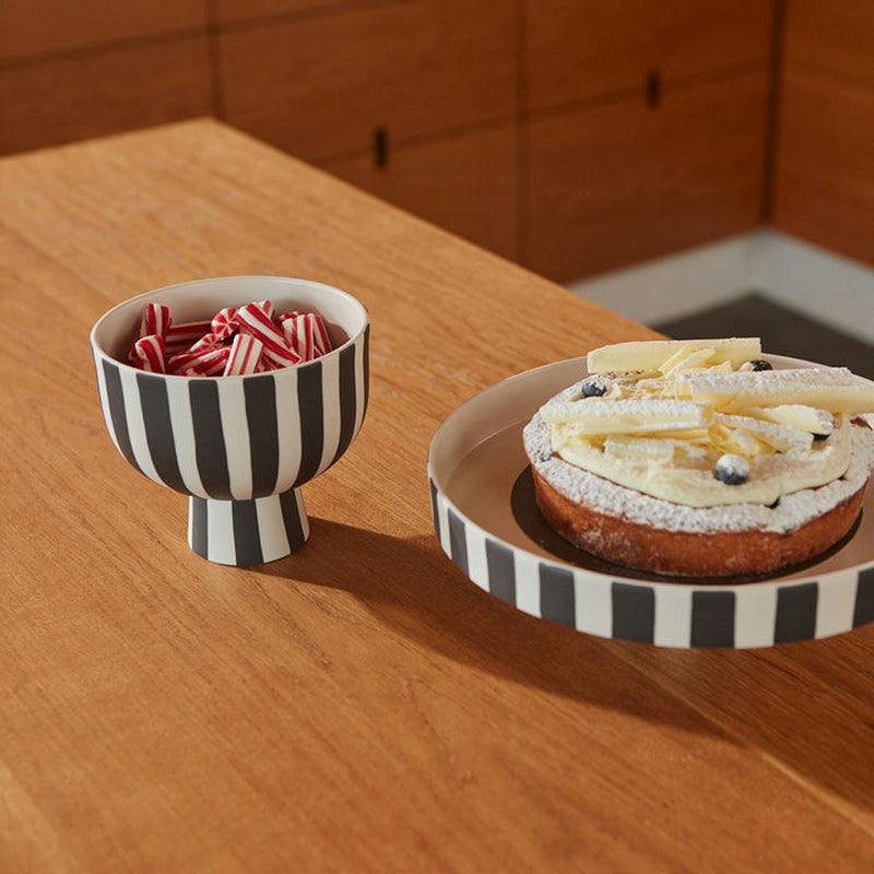 Kombiniere die OYOY Keramikschale BOWL TOPPU mit der Tortenplatte aus der gleichen Serie.  Online-Shop Home-and-Kitchen.de
