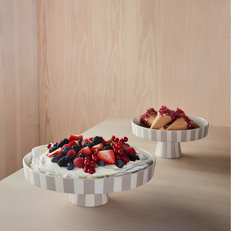 TOPPU TRAY Tortenplatten von OYOY  in unterschiedlichen Farben handbemalt,
mit kleinem Standfuß. Online-Shop Home-and-Kitchen.de