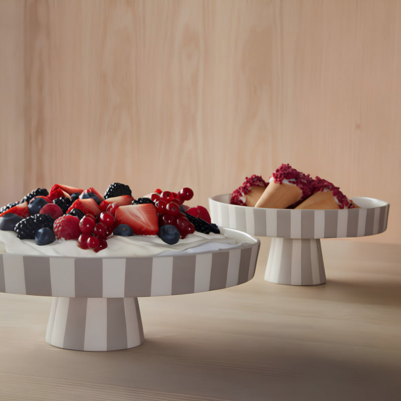 TOPPU TRAY Tortenplatte von OYOY
Durchmesser 20 cm, Höhe 9 cm, 
handbemalte Keramik 