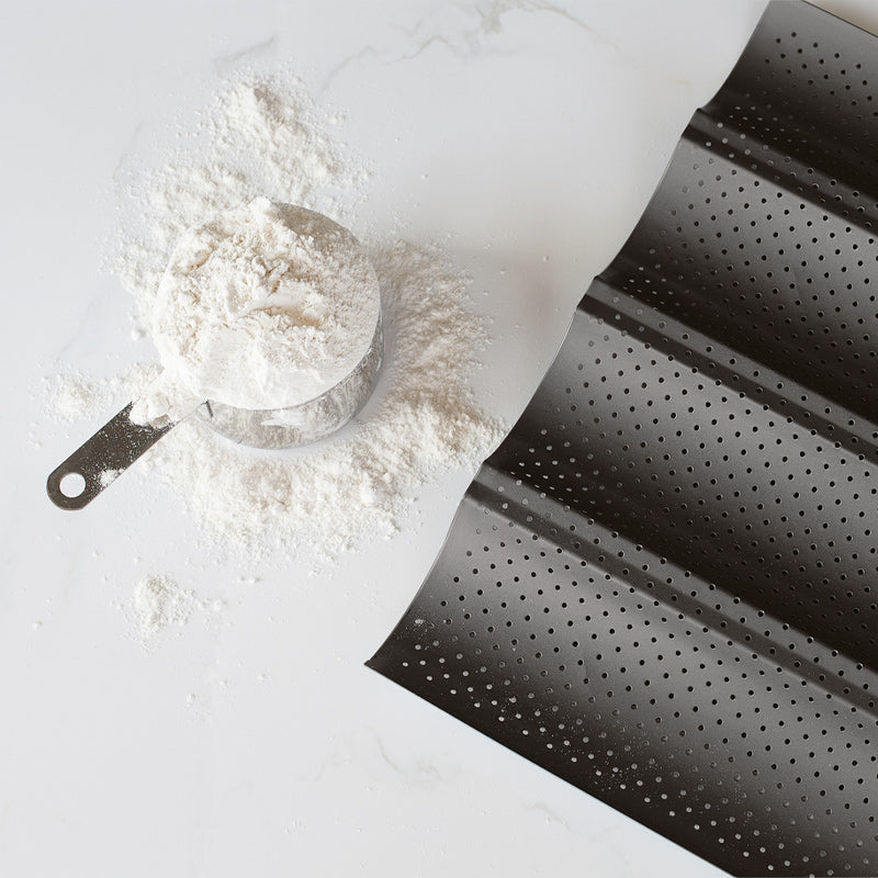Baquette-Backblech für  4 Brote von Paderno, wellenförmig, 
Perforation für Luftzirkulation,
37,5 cm x 33 cm x 2,5 cm, Antihaftbeschichtung
backofenfest bis 230 ° C