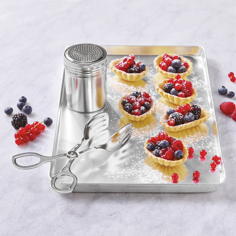 So lecker sieht ein Dessert aus, bestäubt mit dem  Profi-Zuckerstreuer aus Edelstahl von Paderno, Höhe 12 cm, Durchmesser 7 cm, ist geeignet für Puderzucker, Zucker, Kakao oder aber auch Parmesan. Eine glatte Oberfläche sorgt für die nötige Hygiene und er kann nach Gebrauch in die Spülmaschine.