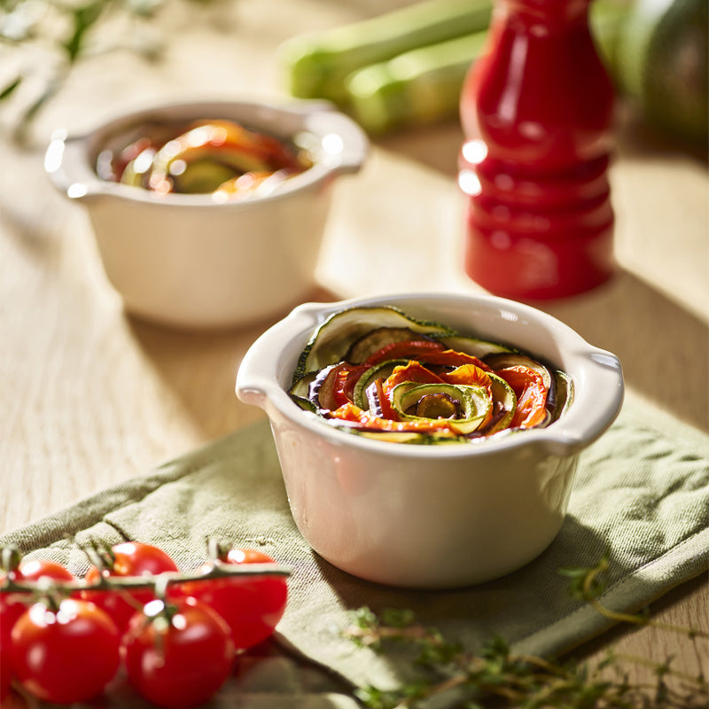 Serviervorschlag: Auflaufformen RAMEKIN von Peugeot , 2er Set,  Ecru, 11 x 5,6 cm, widerstandsfähige Emaillebeschichtung, in 4 Farben, im Online-Shop Home-and-Kitchen.de