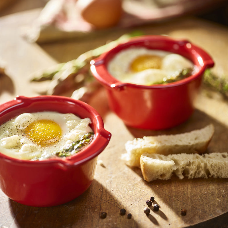 Serviervorschlag: Auflaufformen RAMEKIN von Peugeot , 2er Set,  Rot, 11 x 5,6 cm, widerstandsfähige Emaillebeschichtung, für Backofen und Gefriertruhe, im Online-Shop Home-and-Kitchen.de