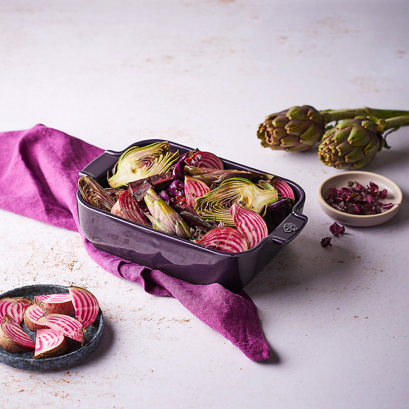 Dekobeispiel: Auflaufform APPOLIA von Peugeot, Aubergine, verglaste Emaille,  100 % natürliche Rohstoffe, für Backofen und Gefrierschrank, 32 x 20 cm
Online-Shop Home-and-Kitchen.de