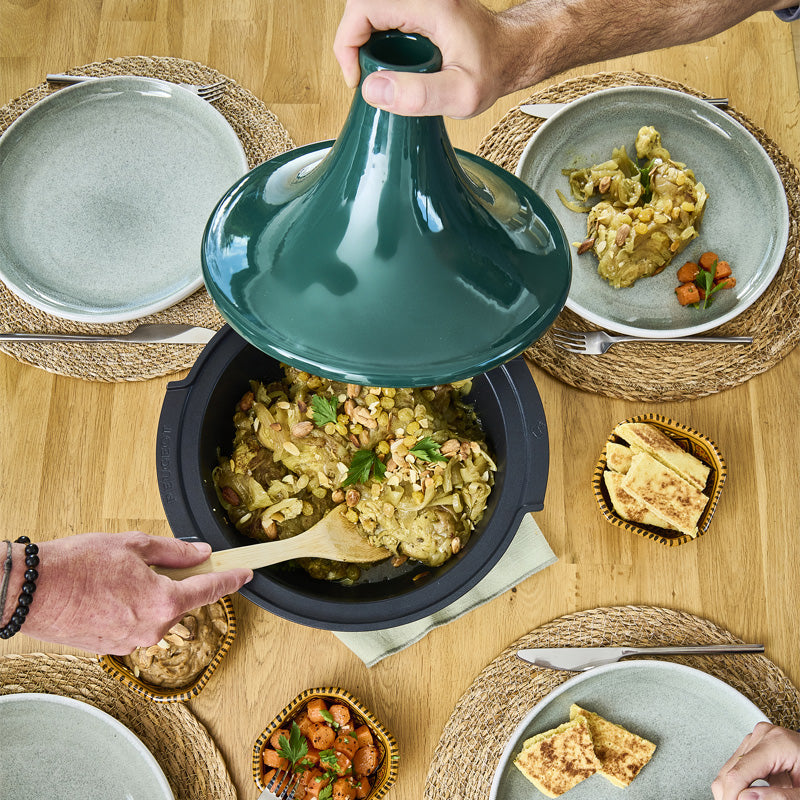 Peugeot-Tajine ATLAS , Grün, Keramik, Höhe 23 cm mit Deckel, Durchmesser von 30 cm. Stahlboden, Antihaftbeschichtung, PFAS-frei , Schale aus 100 % recyceltem Aluminium. Online-Shop Home-and-Kitchen.de