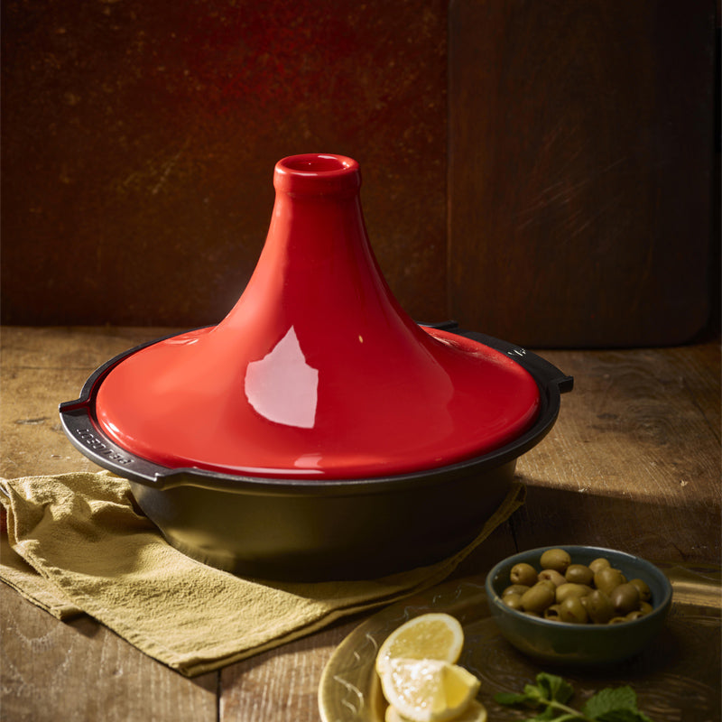 Peugeot-Tajine ATLAS , Deckel rot, Keramik, Höhe 23 cm mit Deckel, Durchmesser von 30 cm. Stahlboden, Antihaftbeschichtung, PFAS-frei , Schale aus 100 % recyceltem Aluminium. Online-Shop Home-and-Kitchen.de