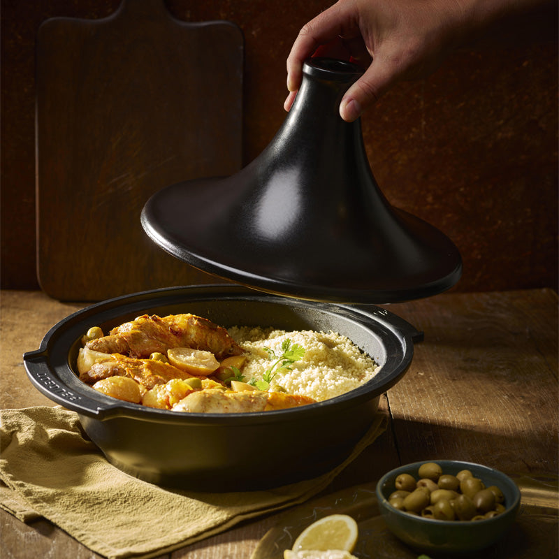 Peugeot-Tajine ATLAS , Schwarz, Keramik, Höhe 23 cm mit Deckel, Durchmesser von 30 cm. Stahlboden, Antihaftbeschichtung, PFAS-frei , Schale aus 100 % recyceltem Aluminium. Online-Shop Home-and-Kitchen.de