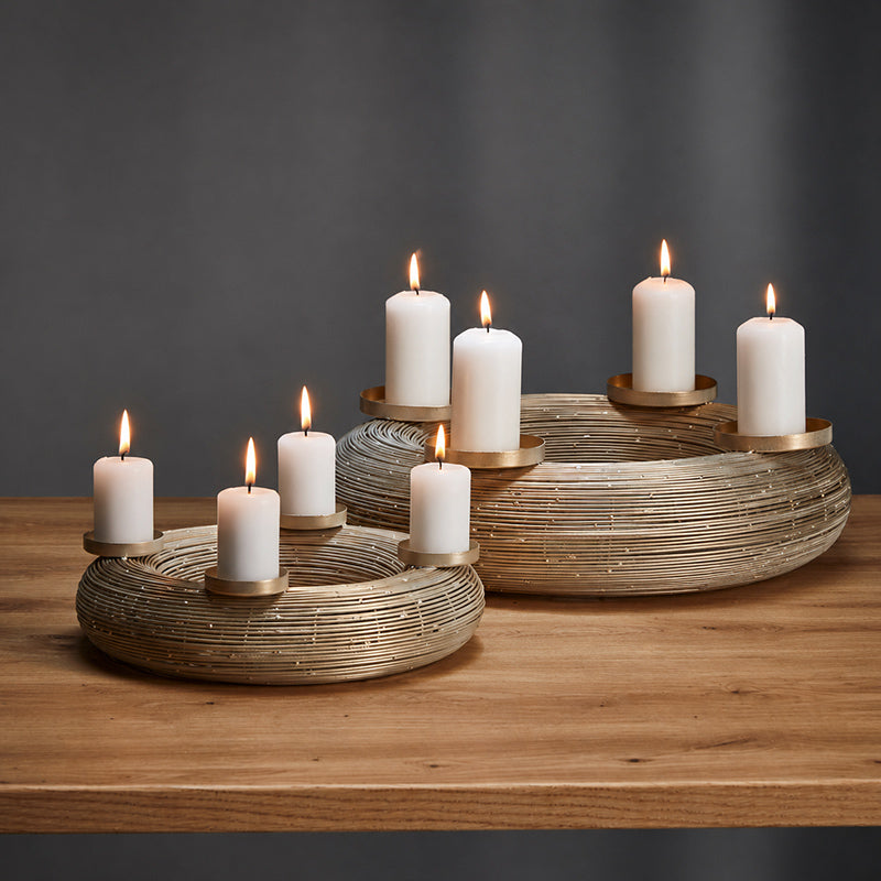 Von Philippi Design: GRACIA Adventskranz, in einem zarten Goldton, 
handgeflochten, für Block- und Stumpenkerzen, wiederverwendbar
