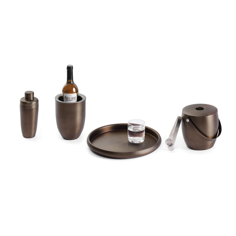 Der Eiseimer HEMINGWAY von Philippi Design, hat eine Höhe von 17 cm und eine Durchmesser von 16 cm.  Er ist doppelwandig, in einem eleganten Braunton gehalten und hält Eiswürfel bis zu 8 Stunden kalt. Kombiniere ihn mit dem Shaker und dem Kühler aus der gleichen Serie, Online-Shop Home-and-Kitchen.de