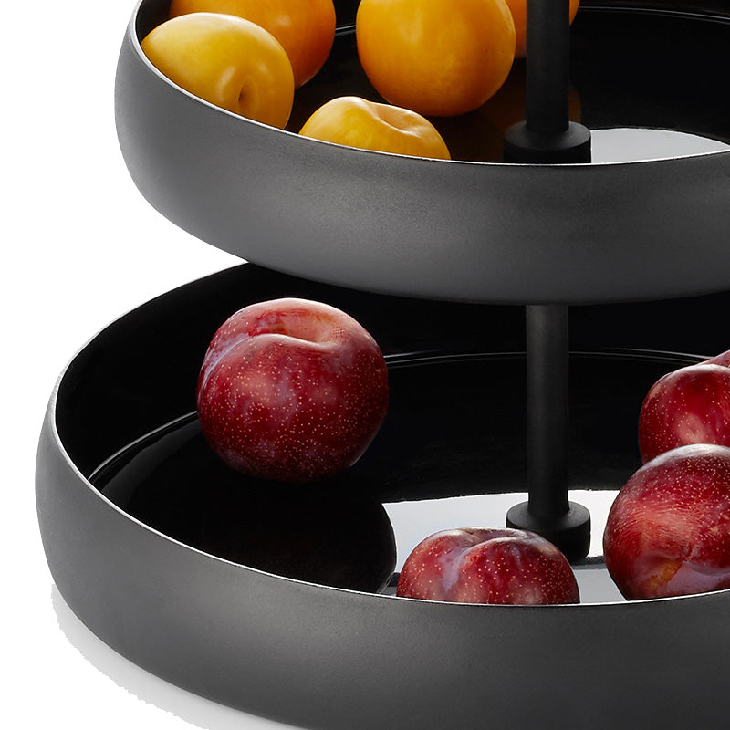 Auch für Obst geeignet: von außen ist sie pulverbeschichtet, innen glänzend emailliert. Kombiniere die NEGRETTO Etagere mit der dazu passenden Schale aus der gleichen Serie. Beide sind sie von Philippi Design. Online-Shop Home-and-Kitchen.de
