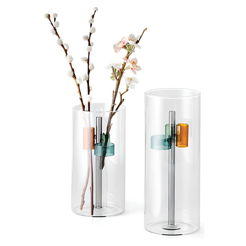 Die Philippi Design Vase GIARDINO hat eine Höhe von 25 cm und einen Durchmesser von 10 cm. Im Inneren befinden sich 3 Glasringe, die deine Blumen gekonnt in Szene setzen.  GIARDINO ist eine Alternative zu herkömmlichen Blumenvasen - einfach cool.