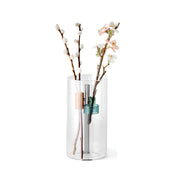 Die Philippi Design Vase GIARDINO hat eine Höhe von 25 cm und einen Durchmesser von 10 cm. Im Inneren befinden sich 3 Glasringe, die deine Blumen gekonnt in Szene setzen. 