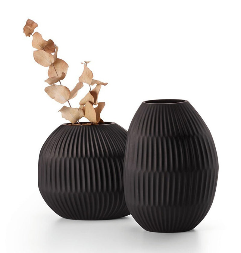 Auch als Deko-Element: Hohe NOIR Vase von Philippi Design, 
mundgeblasen, handgearbeitet, 
tiefschwarzes Glas mit Streifen-Struktur
Größe: 19 cm x 11 cm x 25 cm