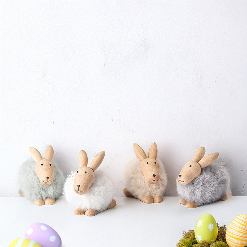 EMILY, der Buchenholz-Hase von Philippi-Design, macht auch in der Gruppe mit mehreren Hasen eine gute Figur. Er hat eine Größe von 6x12x8 cm und wurde in Handarbeit hergestellt. Sein Kunstfell ist pastellgrün und kann das ganze Jahr über als Deko dienen.