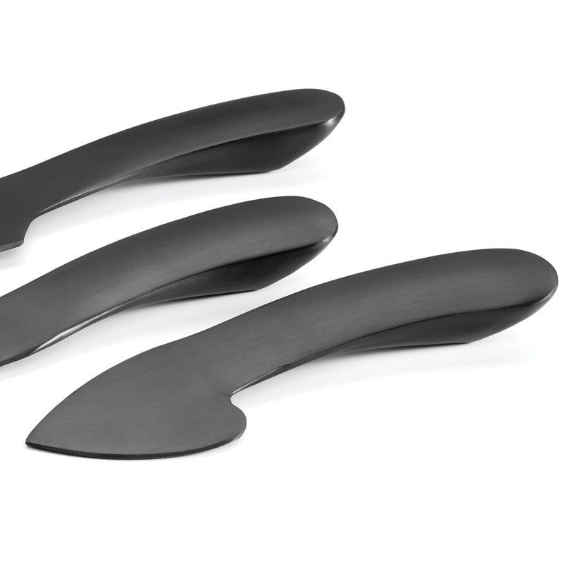 Formschön und elegant sieht das  3-teilige Philippi-Käsemesser-Set ONYX  aus. Es ist robust, langlebig und kratzfest. Die Messer sind aus PVD-beschichtetem Stahl und liegen angenehm schwer in der Hand. Sie werden geliefert in einer schönen Geschenkbox. 