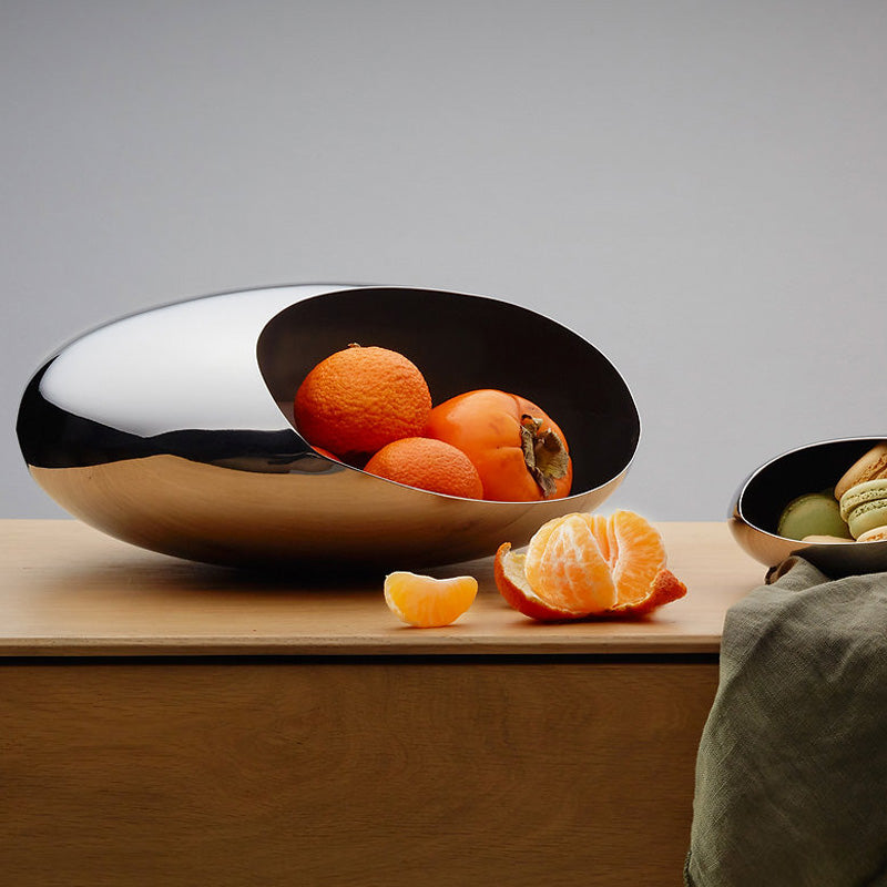 Große COCOON Schale von Philippi Design, Obstschale aus poliertem Edelstahl außen (innen matt)
breite Öffnung, hinten geschlossen,
Höhe 14 cm / Ø 30 cm