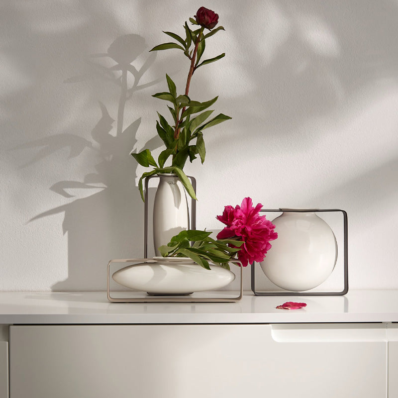 Vasen FLOAT von Philippi Design hängen frei schwebend im grauen Metallrahmen, verschiedene Formen, im Online-Shop Home-and-Kitchen.de
