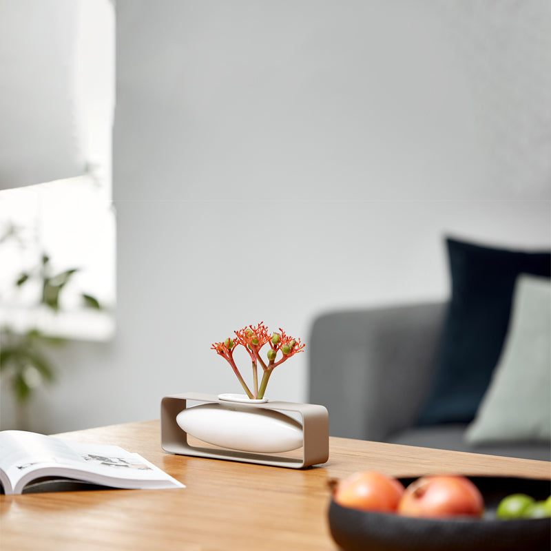 Vase Float,, mit kleinen Ästen, im Querformat, von Phlippi Design
