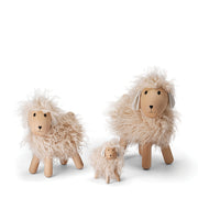 ALBERT, das Schaf, aus der Philippi-Design-Kollektion, in 3 Größen: S = 12 cm, M = 26 cm und L = 39 cm.
Kunstfell, hellbraun, 4 Holzfüße. Online-Shop Home-and-Kitchen.de