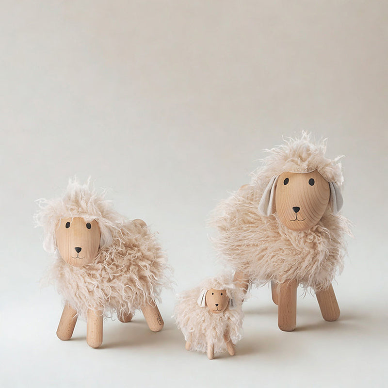 Aus der Philippi Design-Kollektion: ALBERT, das Schaf, in 3 Größen: S = 12 cm, M = 26 cm und L = 39 cm.
Kunstfell, hellbraun, 4 Holzfüße. Online-Shop Home-and-Kitchen.de