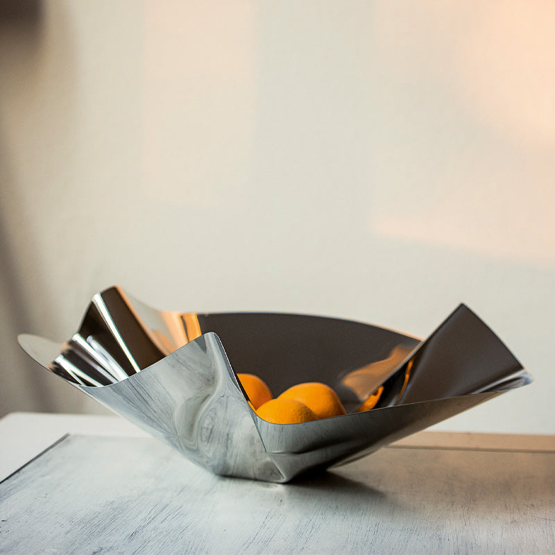 Aus hochglanz-poliertem Edelstahl: MARGARETHE Schale von Philippi Design, von Hand gefaltet,
lebensmittelgeeignet - auch für Obst
Höhe 11 cm / Ø 32 cm