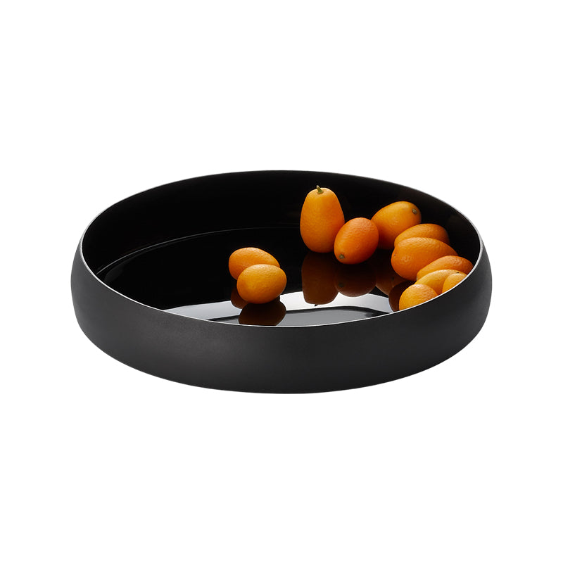 von Philippi Design: Schale NEGRETTO,  in Metall, schwarz,  Durchmesser 26 cm,  glänzende Innenseite. Kombiniere mit Etagere Negretto.