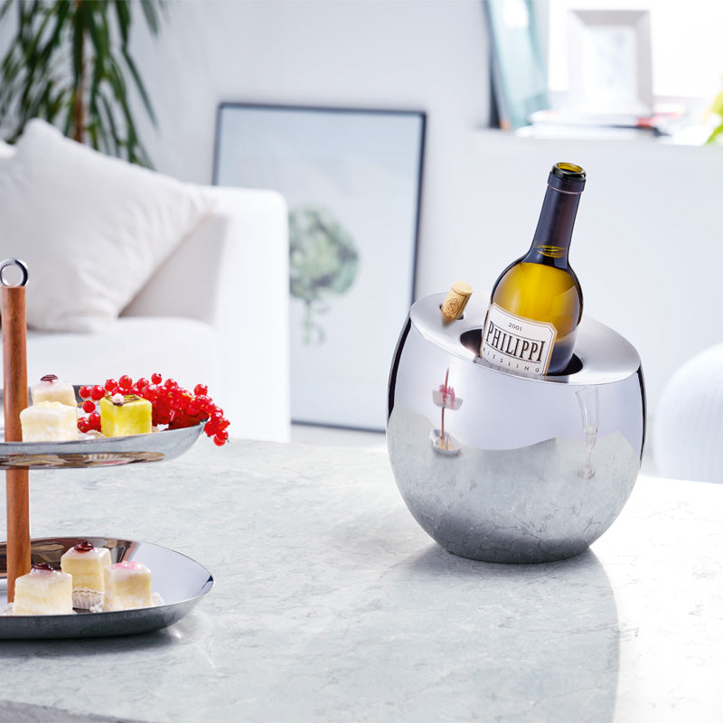 Flasche und Korken vereint in dem Wein- und Sektkühler FROID von Philippi Design. Durch eine doppelwandige Herstellung sorgt er für längere Kühlung und sein minimalistisches Design wirkt edel und passt zu allen Interieurs.