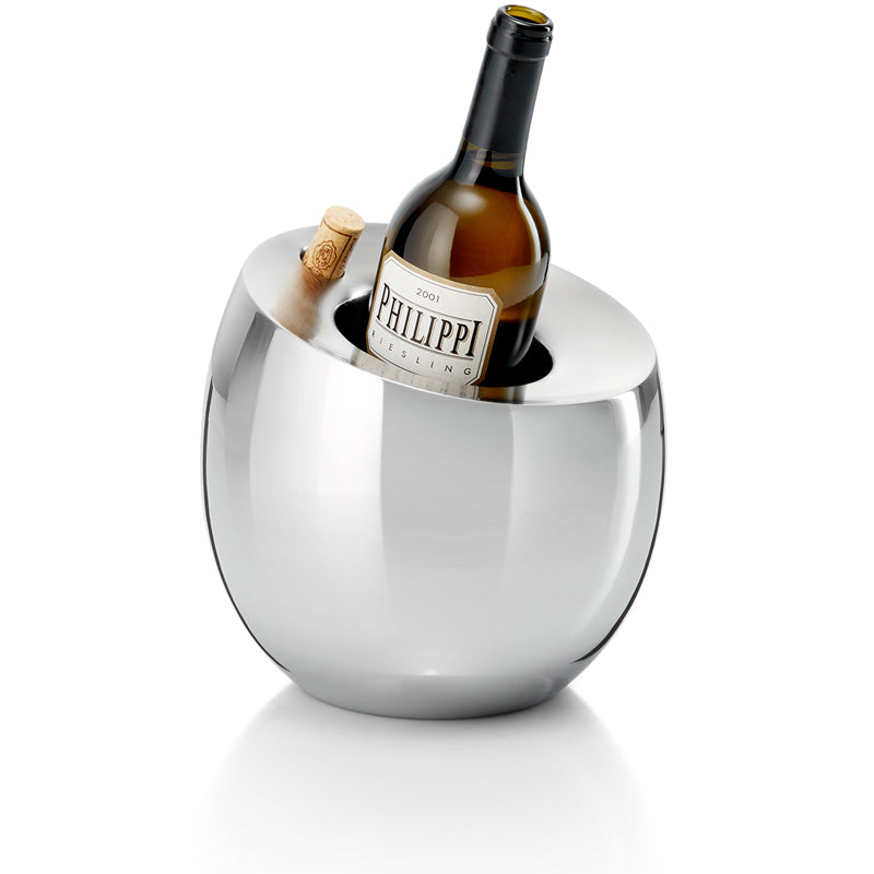 Die doppelwandige Konstruktion des Wein- und Sektkühlers FROID von Philippi Design hält die Flaschen länger kühl und punktet mit seinem minimalistischen Aussehen bei den Gästen. Er ist aus Edelstahl und hat eine Größe von 21x21x21 cm.