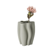 Die Keramik-Vase FLOREE von Philippi Design ist ein Unikat und fällt besonders durch ein dezentes Streifenmuster auf, welches durch ein 3D-Druckverfahren entsteht. Sie ist Hellgrün und hat eine Höhe von 28 cm