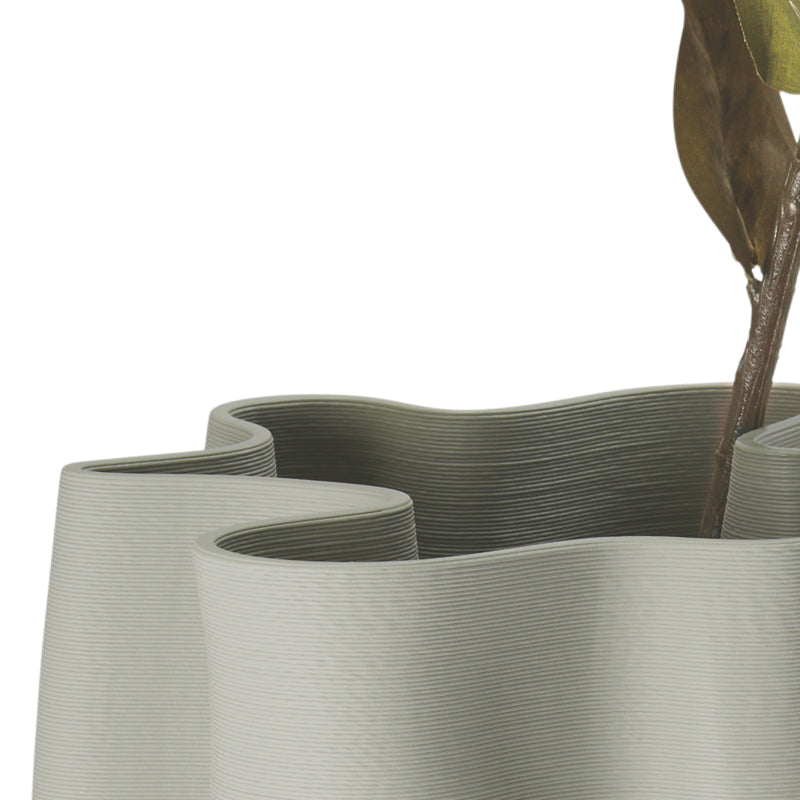 Ein dezentes Streifenmuster, entstanden durch ein spezielles 3D-Druckverfahren, ziert die Keramik-Vase FLOREE von Philippi Design. Sie ist Hellgrün und hat eine Höhe von 28 cm und ist für Frisch- und Trockenblumen geeignet.