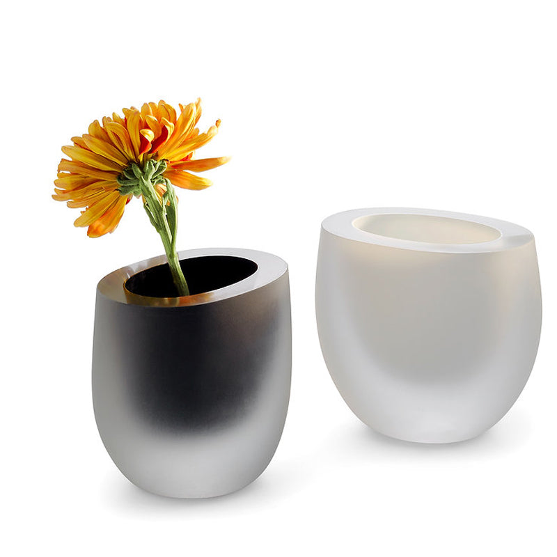 OPAK Vase aus dickem Glas von Philippi Design, matte Optik, weiß,
Länge 14 cm, Höhe 13 cm, Ø 9 cm - Gewicht 2,2 kg