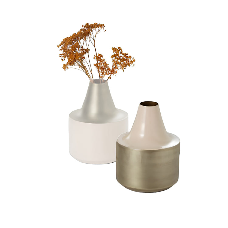 BARBADOS Vase II von Philippi Design, oben emaillierter Stahl in Beige, unten Antik-Messing beschichtet, 
Höhe 20 cm, Ø 16 cm
Zweite Vase ist separat erhältlich