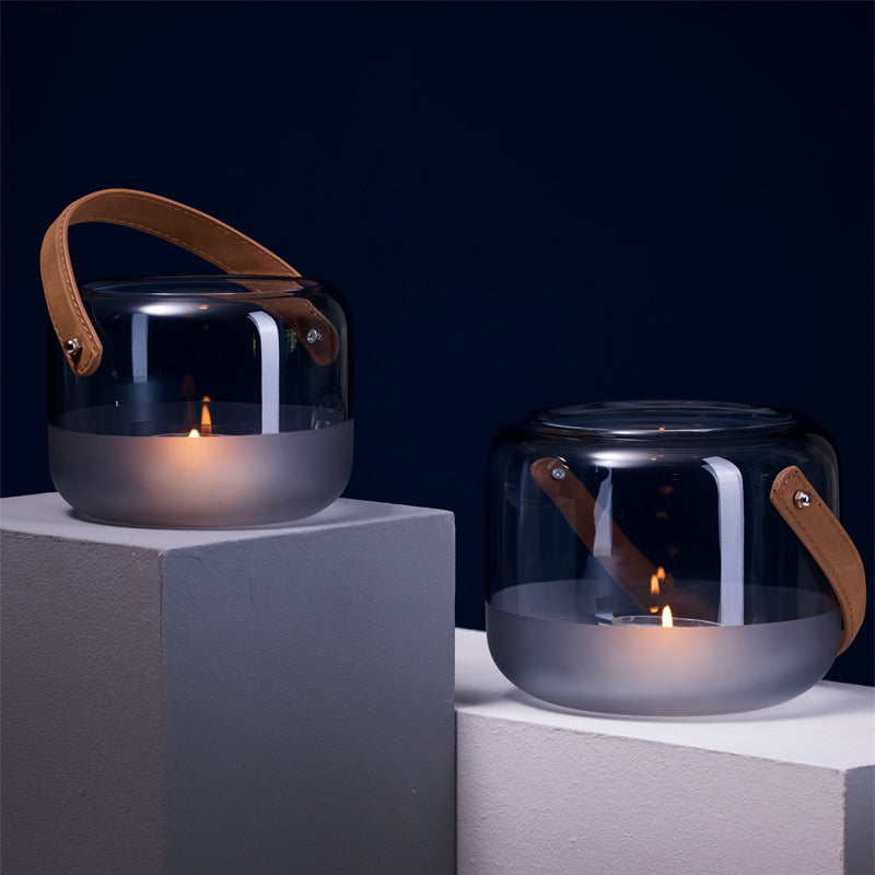MARLON, Windlicht von Philippi Design, teilweise gefrostetes Glas, mundgeblasen, lederner Tragegriff .
Online-Shop Home-and-Kitchen.de