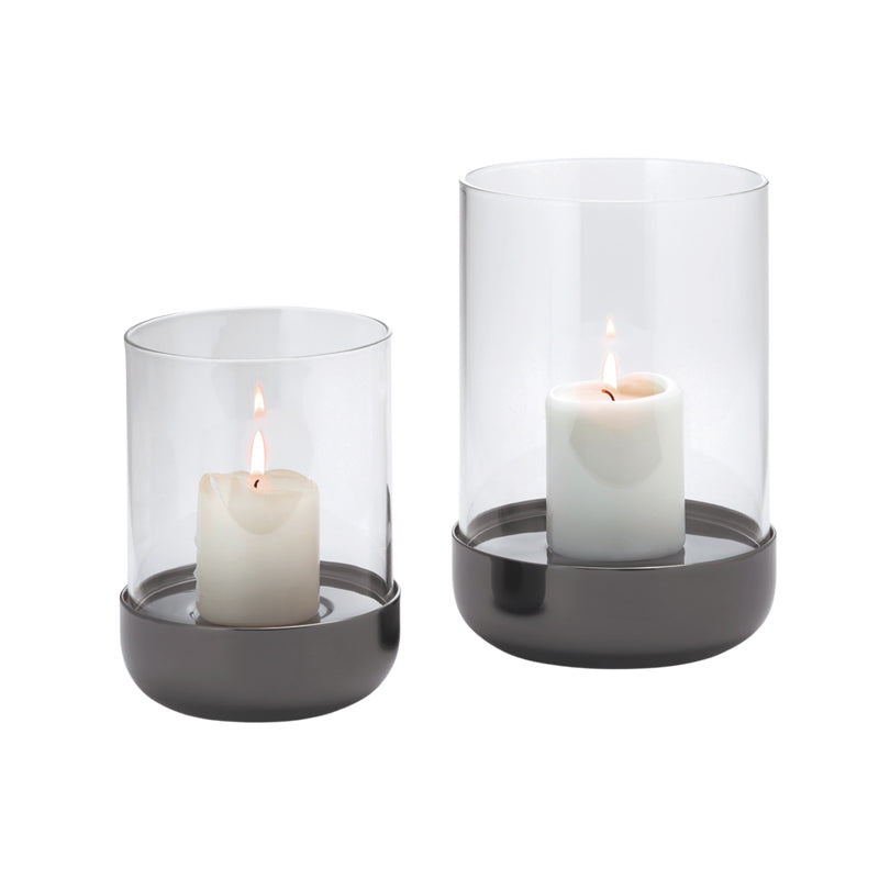 Das SALLY Windlicht von Philippi Design aus mundgeblasenem Borosilikatglas gibt es in 2 Größen. Das Unterteil ist aus Edelstahl mit grauer Titan-Beschichtung. Die Größe L hat eine Höhe von 20 cm und die Größe S von 16 cm. Geeignet für Block- und Stumpenkerzen.